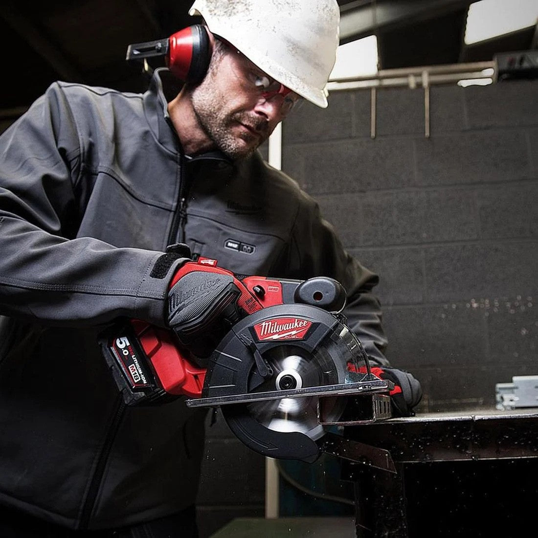 Milwaukee M18FMCS-502B 18v 150mm M18 Fuel Metal Saw Kit, 2 x 5.0Ah Batts, Charge