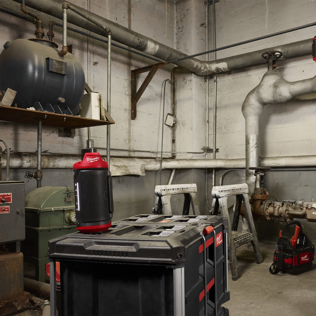 Milwaukee M12SPEJSG2-0 12v Jobsite Speaker & 12v High Output 2.5ah Battery