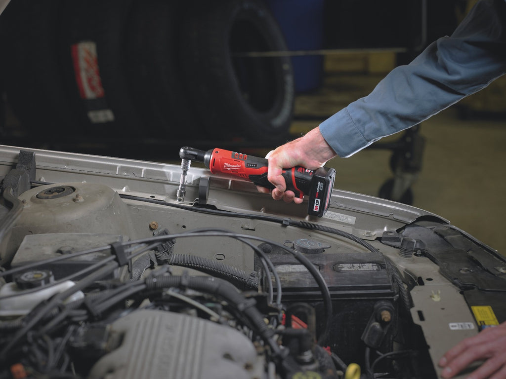 Milwaukee M12IR-201B 12V Sub-Compact 3/8" Impact Ratchet (1x 2.0Ah Battery)